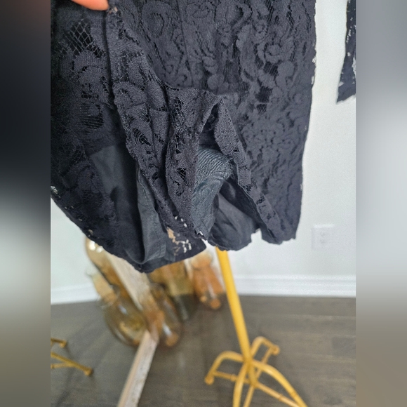 Long lace sleeves mini romper - Picture 8 of 9